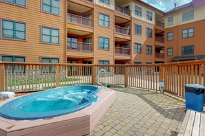 Outdoor spa tub - One-bedroom Apartment (Frisco)