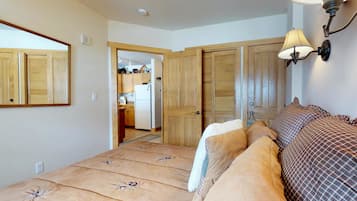 House, 1 Queen Bed with Sofa bed (One-Bedroom Apartment)