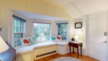 House, 1 Queen Bed with Sofa bed (One-Bedroom Cottage) | Interior