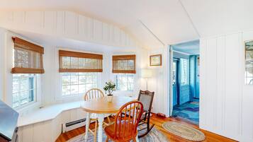 House, 1 Queen Bed with Sofa bed (One-Bedroom Cottage) | Private kitchen