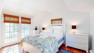 House, 1 Queen Bed with Sofa bed (One-Bedroom Cottage)