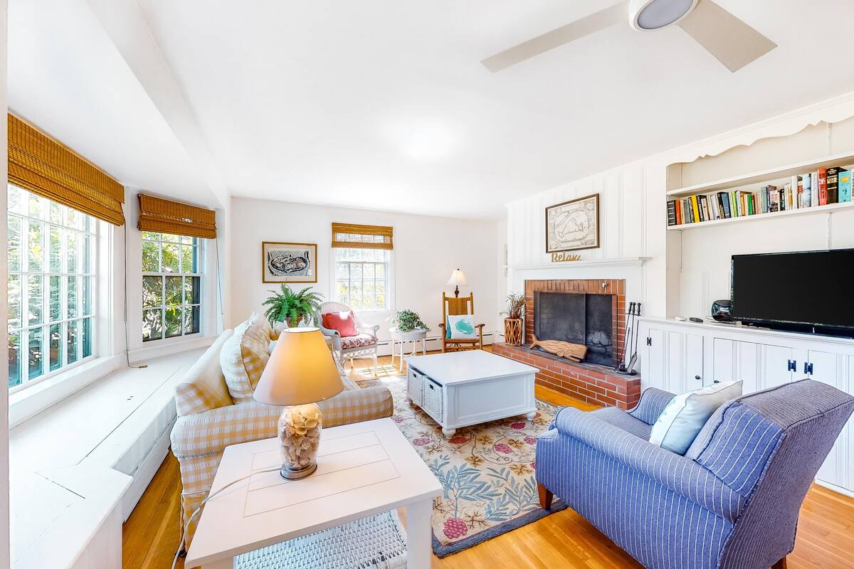 House, 1 Queen Bed (Two-Bedroom Cottage) | Living room