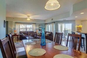 House, Multiple Beds (Three-Bedroom Apartment) | In-room dining