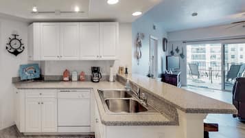 House, Multiple Beds (Two-Bedroom Apartment) | Private kitchen