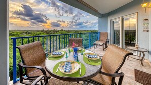 Casa, varias camas (Three-Bedroom Apartment) | Balcón