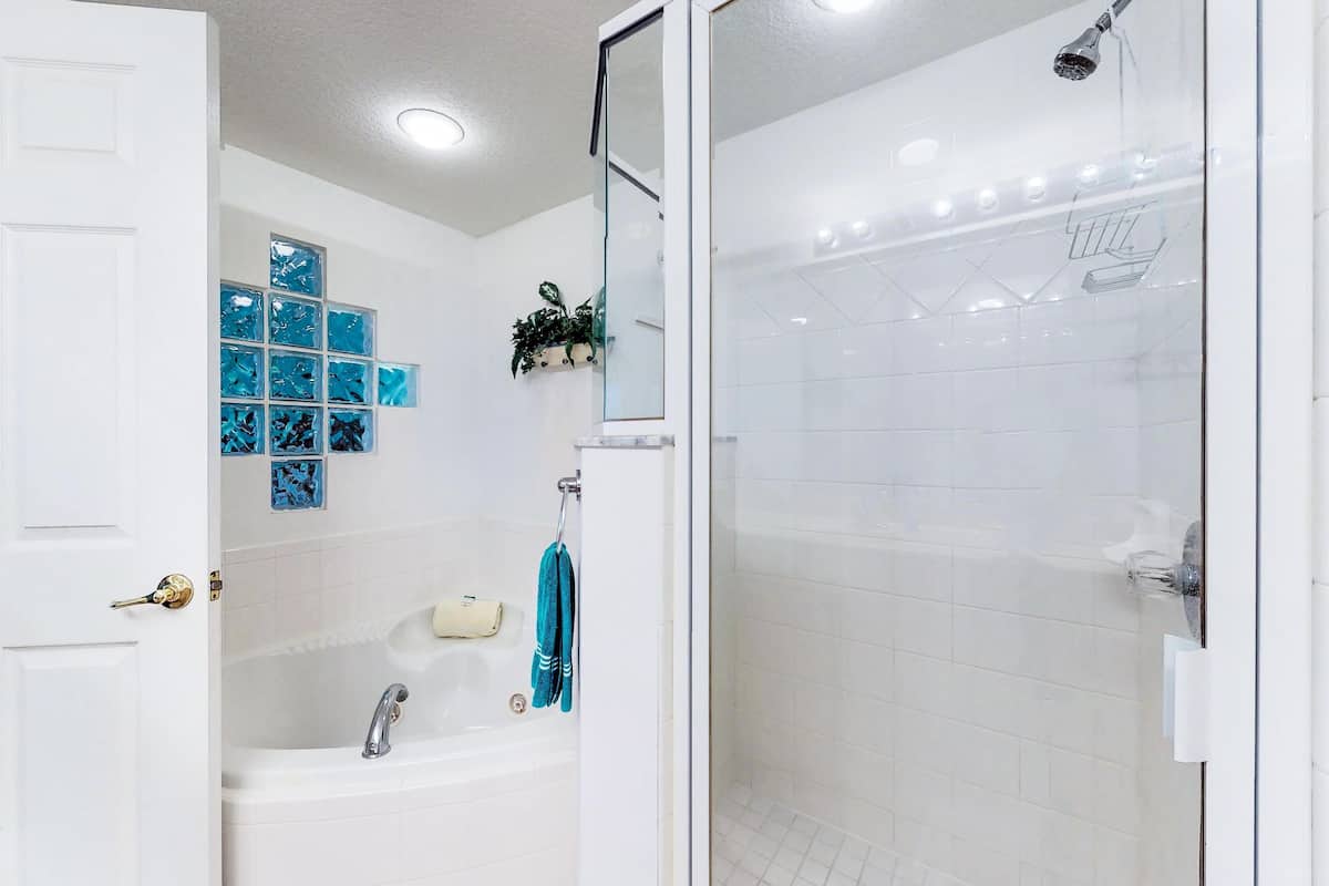 Hus - flere senge (Three-Bedroom Apartment) | Badeværelse