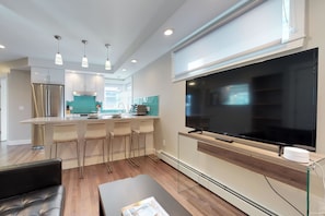 House, 2 Queen Beds (Two-Bedroom Apartment) | Television - Two-bedroom Apartment (Portland)