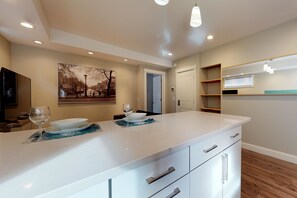 House, 2 Queen Beds (Two-Bedroom Apartment) | In-room dining - Two-bedroom Apartment (Portland)