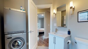 House, 2 Queen Beds (Two-Bedroom Apartment) | Bathroom - Two-bedroom Apartment (Portland)