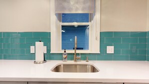 House, 2 Queen Beds (Two-Bedroom House) | Private kitchen - Two-bedroom Apartment (Portland)