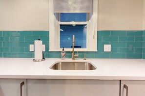 House, 2 Queen Beds (Two-Bedroom House) | Private kitchen