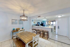 Maison, Plusieurs lits (One-Bedroom House) | Repas dans la chambre