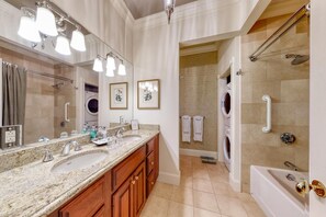 Huis, 1 kingsize bed met slaapbank (One-Bedroom Suite) | Badkamer