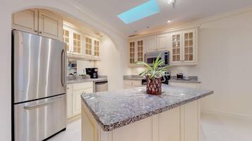 House, 1 King Bed (One-Bedroom Suite) | Private kitchen