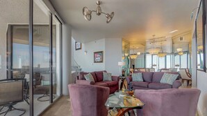 บ้านพัก, หลายเตียง (Two-Bedroom Apartment) | บริเวณนั่งเล่น