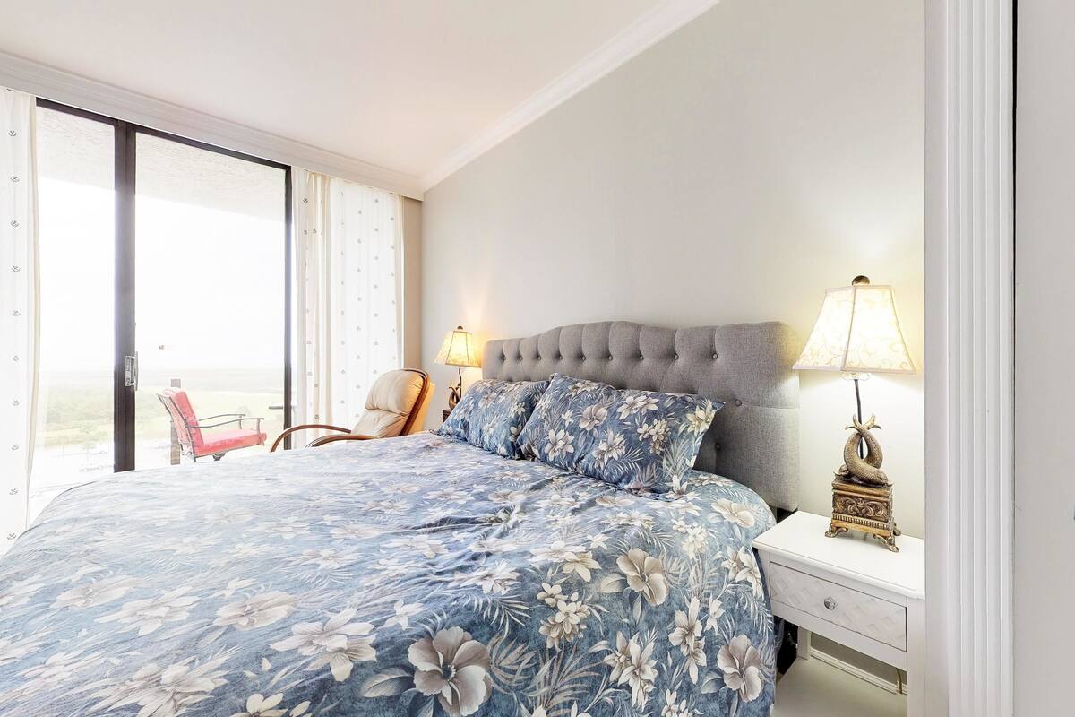 House, 1 King Bed (Studio)