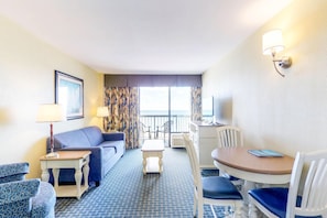 하우스, 침대(여러 개) (One-Bedroom Apartment) | 거실 공간