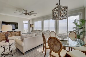 独立别墅, 多张床 (Three-Bedroom Apartment) | 起居区