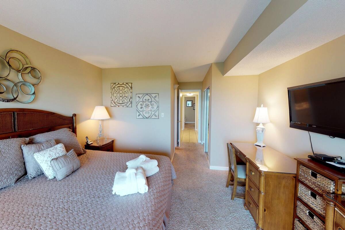 House, 1 King Bed (Two-Bedroom Apartment)