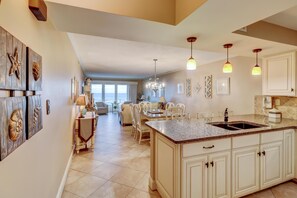 House, 1 King Bed with Sofa bed (Two-Bedroom Apartment) | Private kitchen