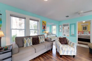 Casa, varias camas (Two-Bedroom Cottage) | Área de sala de estar
