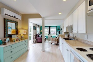 House, 1 Queen Bed (One-Bedroom Apartment) | Private kitchen