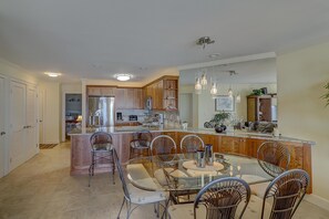 House, Multiple Beds (Two-Bedroom Apartment) | In-room dining