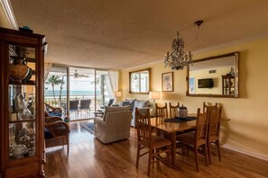 House, 2 Queen Beds (Two-Bedroom Apartment) | In-room dining