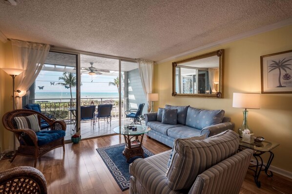 House, 2 Queen Beds (Two-Bedroom Apartment) | Living area