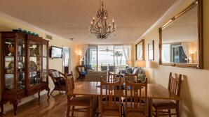 Ferienhaus, 2 Queen-Betten (Two-Bedroom Apartment) | Essbereich im Zimmer