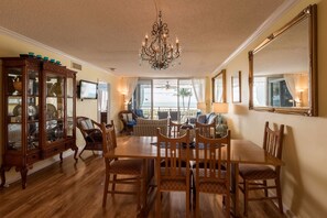 Casa, 2 camas Queen (Two-Bedroom Apartment) | Opções para refeição no quarto