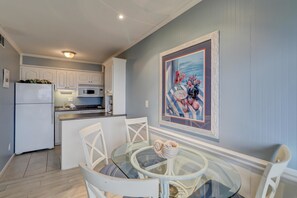 House, Multiple Beds (One-Bedroom House) | In-room dining