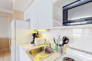 House, 2 Double Beds (Studio) | Private kitchen