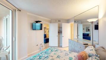 House, 1 King Bed (Two-Bedroom Apartment) | Living area