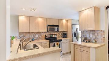 House, 2 Queen Beds (Two-Bedroom Apartment) | Private kitchen