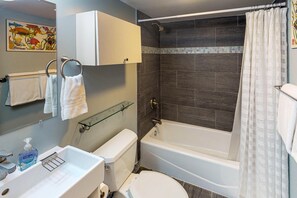 ハウス クイーンベッド 1 台 (Two-Bedroom Apartment) | バスルーム