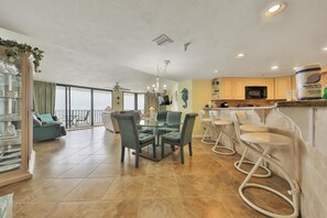 Maison, plusieurs lits (Three-Bedroom Apartment) | Restauration dans la chambre