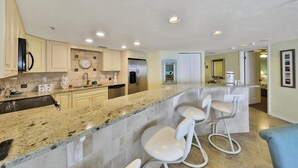 Casa, várias camas (Three-Bedroom Apartment) | Cozinha privada