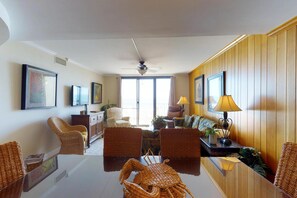 Nhà, nhiều giường (Three-Bedroom Apartment) | Khu vực ăn uống tại phòng