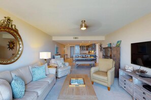 하우스, 침대(여러 개) (Three-Bedroom Apartment) | 거실 공간