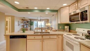 House, Multiple Beds (Two-Bedroom Apartment) | Private kitchen