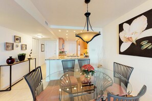 House, Multiple Beds (Two-Bedroom Apartment) | In-room dining - Three-bedroom Apartment (Hilton Head Island)