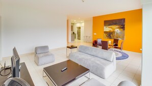 Talo, 1 suuri parisänky (Apartment with Pool View) | Oleskelualue