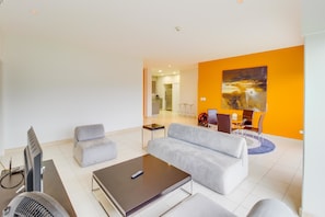 House, 1 King Bed (Apartment with Pool View) | Living area - Apartment With Pool View (Jacó)