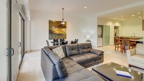 Talo, 1 suuri parisänky (Apartment with Pool View) | Oleskelualue