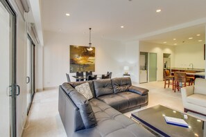 House, 1 King Bed (Apartment with Pool View) | Living area - Apartment With Pool View (Jacó)