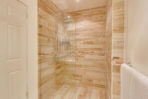 Ferienhaus, 1 King-Bett (Apartment with Pool View) | Dusche im Bad