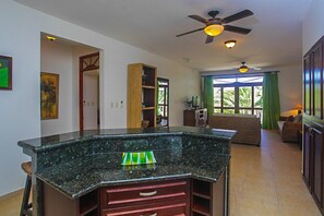 Hus, flere senger (Apartment with Pool View) | Oppholdsrom