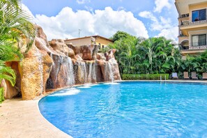 บ้านพัก, หลายเตียง (Apartment with Balcony) | สระว่ายน้ำ