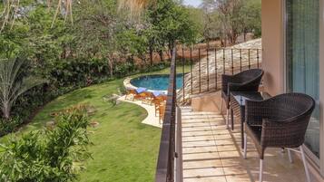 Rumah, 1 Tempat Tidur King (Apartment with Sea View) | Kolam renang